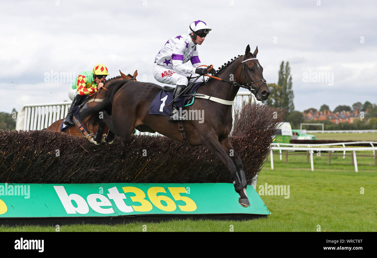 Byron Flyer cavalcato da William Kennedy sulla loro strada per la vittoria nella Charles Stanley scelte di investimento novizi' Chase a Worcester Racecourse. Foto Stock