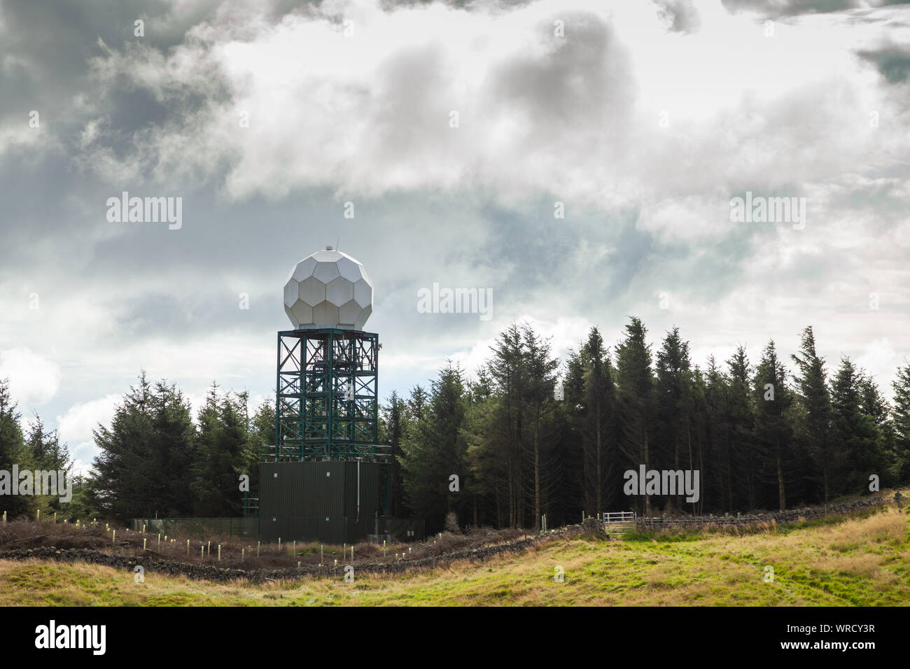 Met Office weather radar sulla sommità della collina Munduff vicino Scotlandwell si affaccia su Loch Leven Scozia. Foto Stock