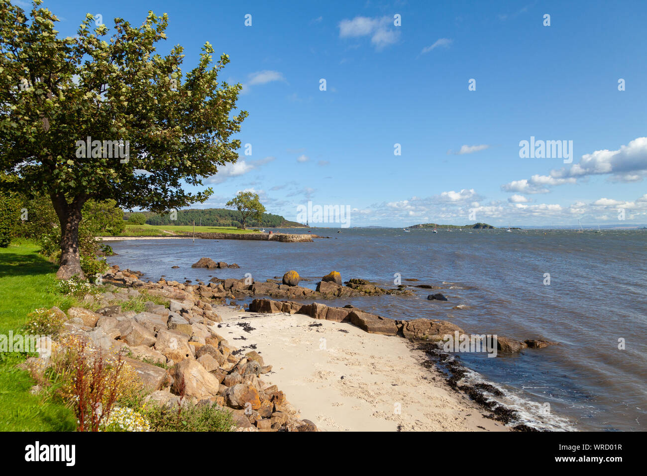 Una giornata soleggiata lungo la Fife sentiero costiero a Dalgety Bay Fife, Scozia Foto Stock