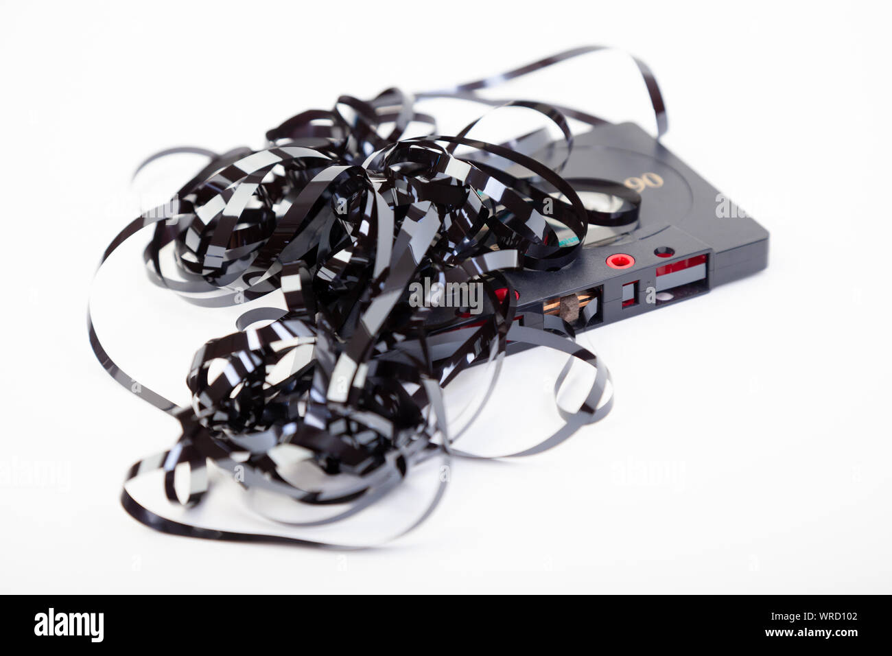 Un vecchio analogico cassetta a nastro con è il nastro magnetico la fuoriuscita. Foto Stock