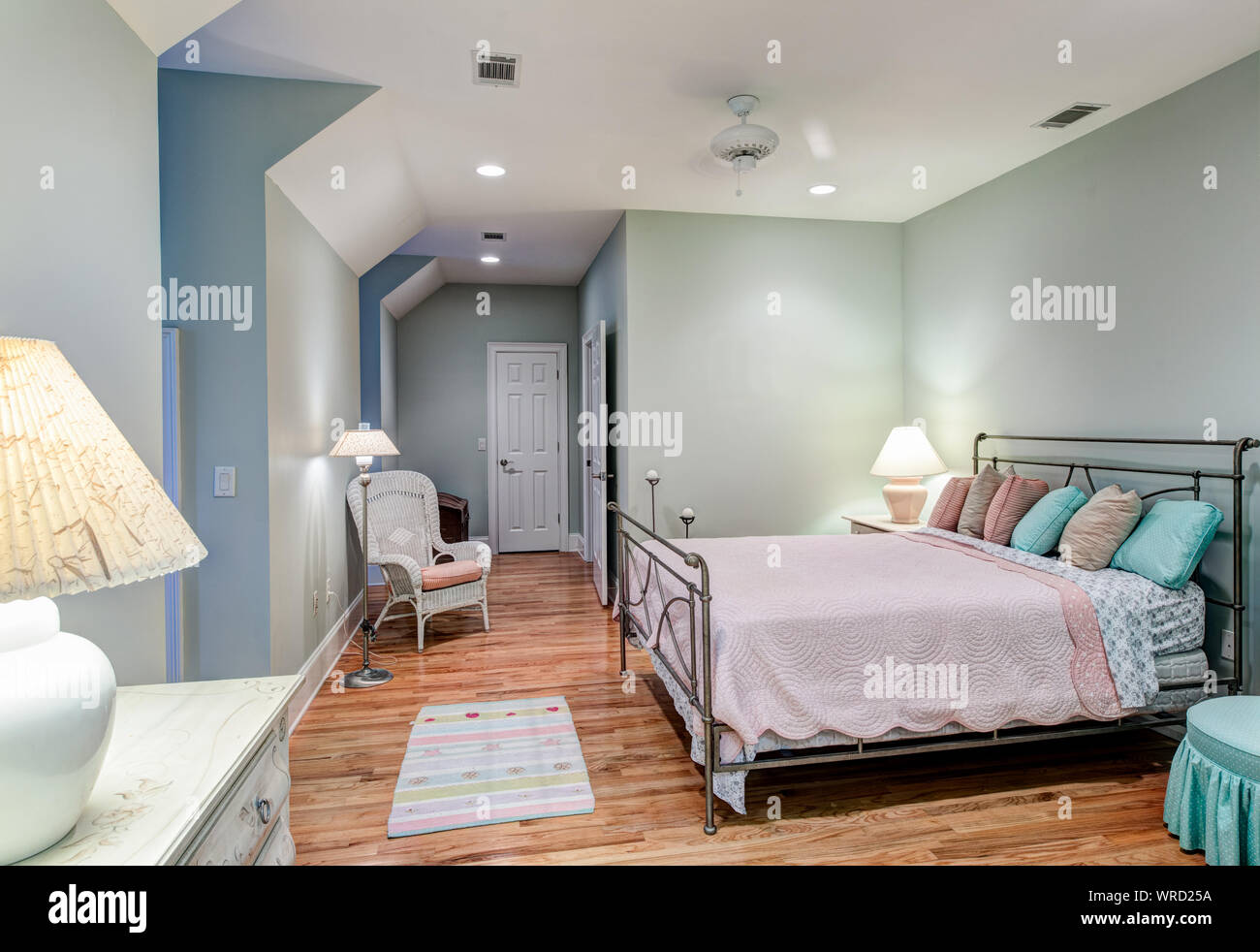 Eleganti camere da letto mansarda con pavimenti in legno duro Foto Stock