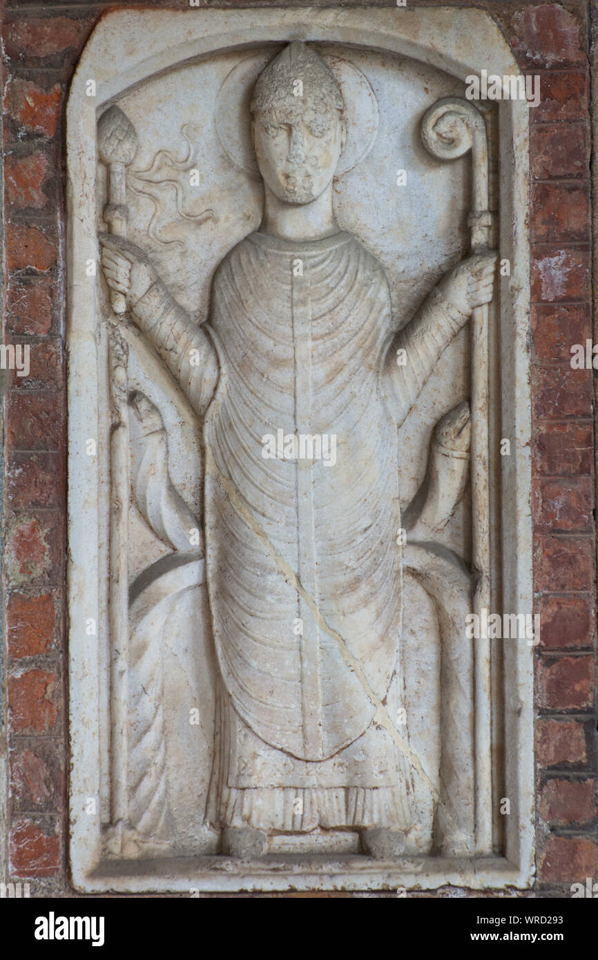 S. Ambrogio con la pastorale e la aspergillum (XII C) - sculture in rilievo - atrio della Basilica di Sant'Ambrogio - Milano Foto Stock