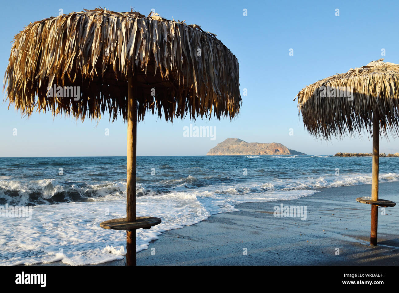 Wave si rompe durante la tempesta sulla costa mediterranea Foto Stock