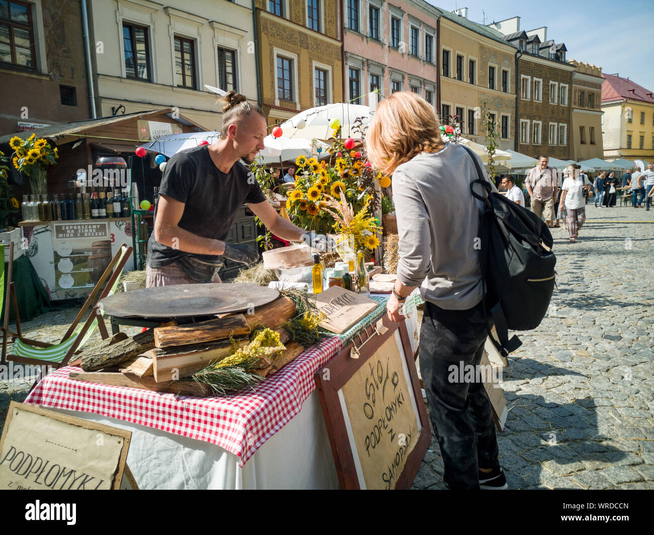 Il venditore ed il compratore a un mercato in stallo Foto Stock