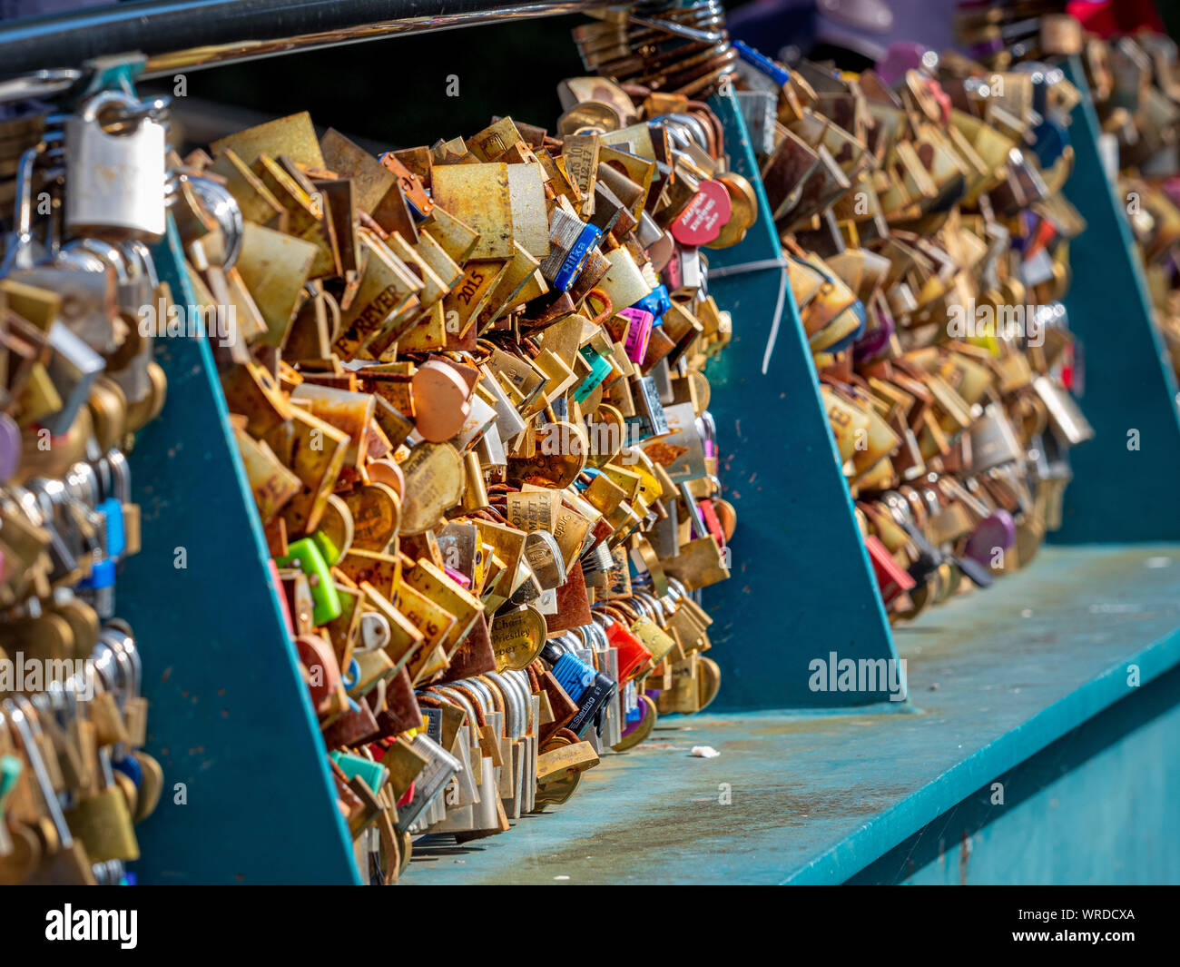 Weir ponte coperto in 'amore blocca', oltre il fiume Wye in Bakewell, un mercato comune e parrocchia civile nel Derbyshire Dales distretto di Derbyshire, Regno Unito Foto Stock