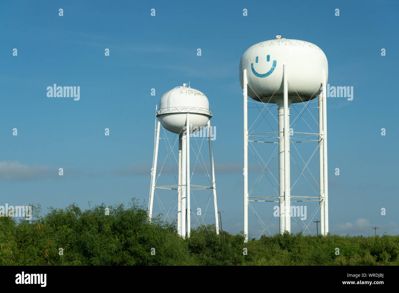 Elevato in acciaio serbatoi di acqua con faccina sorridente, vicino Bastrop, Texas Foto Stock