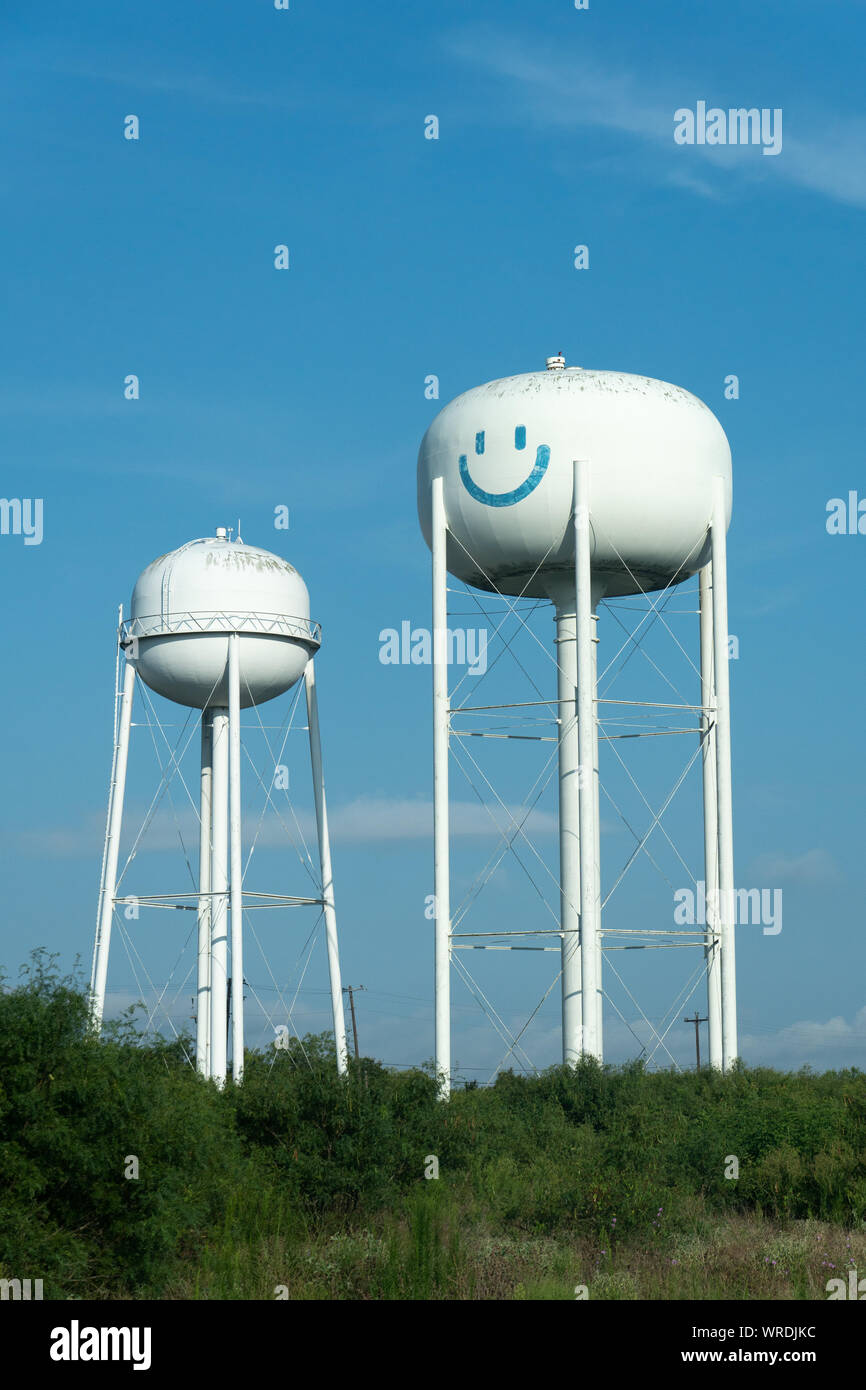 Elevato in acciaio serbatoi di acqua con faccina sorridente, vicino Bastrop, Texas Foto Stock
