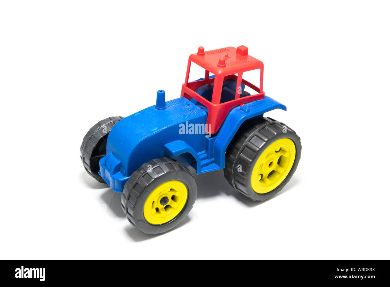 Colorato giocattolo trattore isolato su sfondo bianco. Foto Stock