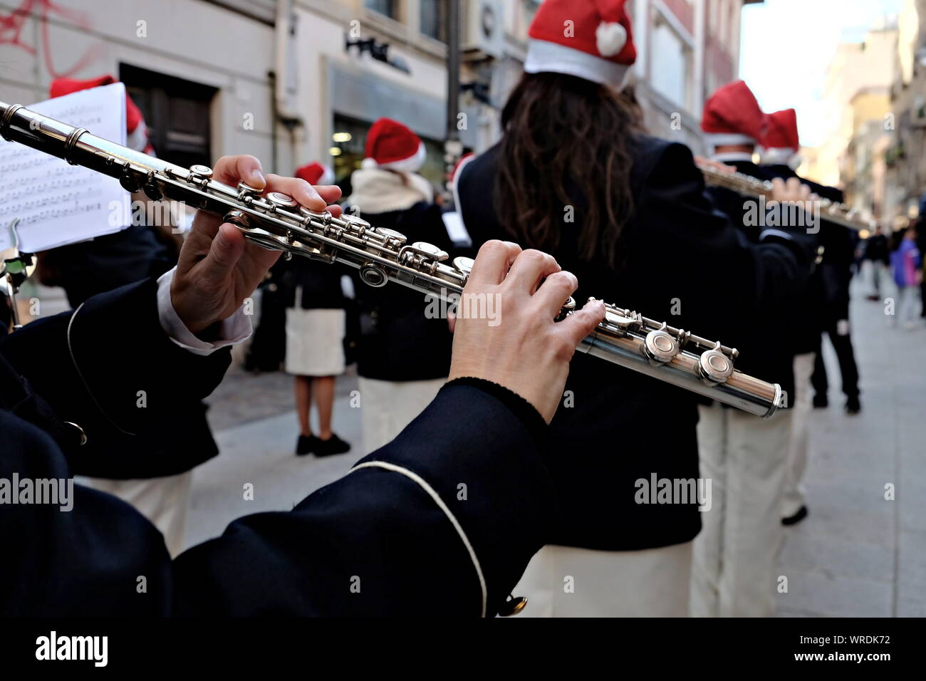 Comunale banda musicale mostra con canzoni di Natale, primo piano della mano di un flauto Foto Stock