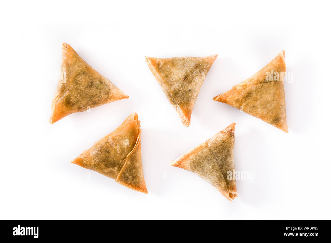 Samsa o samosas con carne e verdure isolati su sfondo bianco. Tradizionale cibo indiano Foto Stock