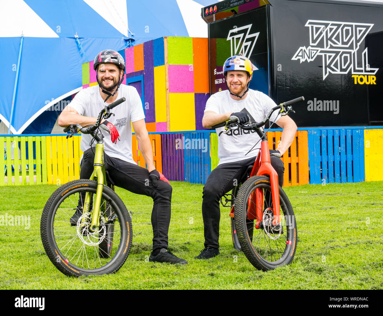 Duncan Shaw & Danny MacAskill percorsi bike rider posel per loro fringe mostrano Drop and Roll e Underbelly Circus mozzo, Edimburgo, Scozia, Regno Unito Foto Stock