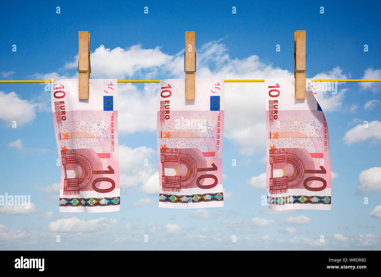 Il riciclaggio di denaro, Euro europei, 10 banconote essiccazione su una linea di lavaggio Foto Stock