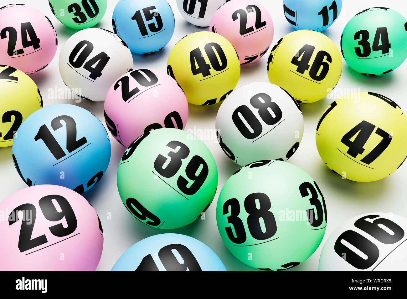 Multi colore sfere Lotto, lotteria o il Bingo palline numerate su sfondo bianco Foto Stock