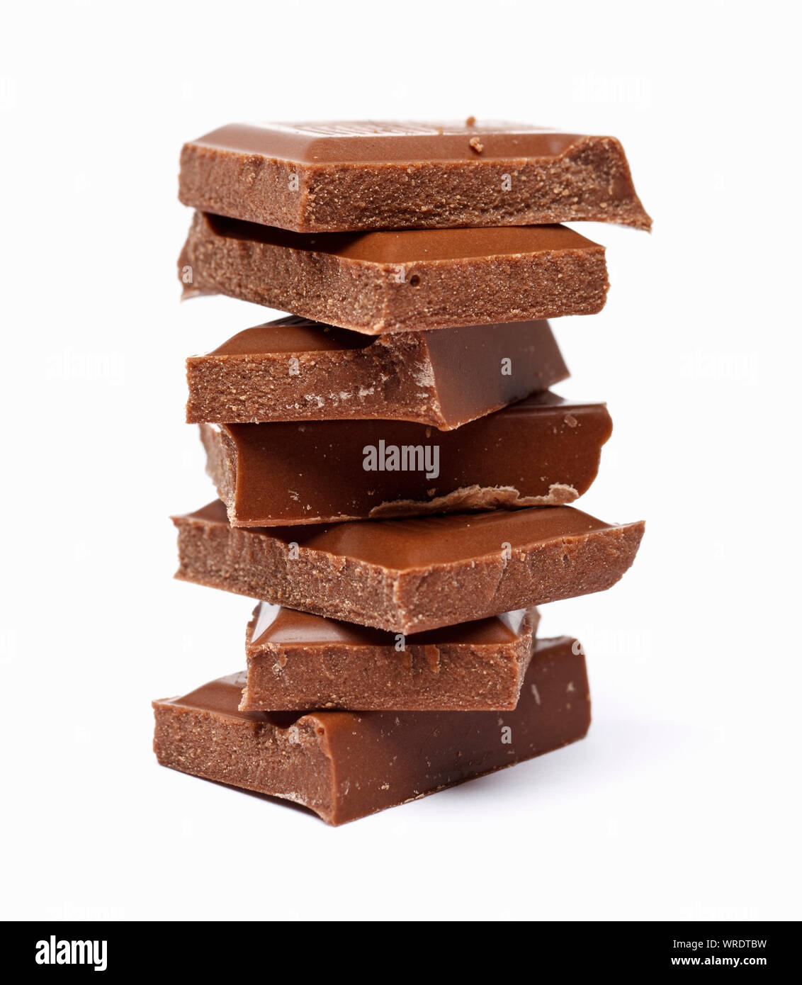 Pezzi di cioccolato, una pila di sette su sfondo bianco Foto Stock