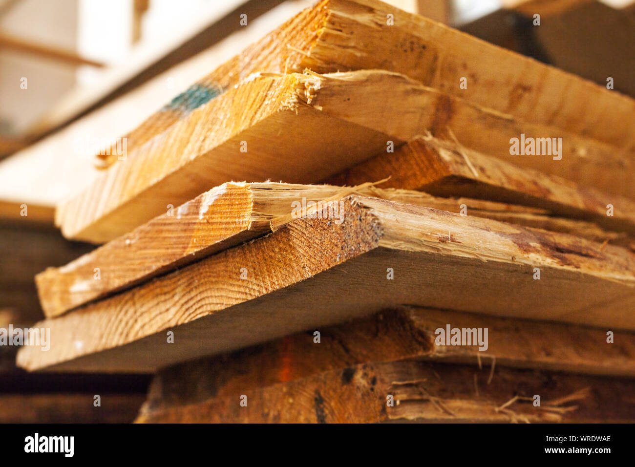 Pila di legno con tavole di legno per ulteriore lavorazione in officina in legno Carpenteria in legno massiccio Foto Stock
