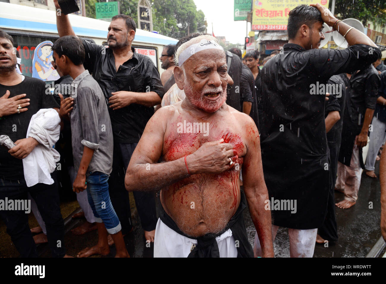 Kolkata, India. Decimo Sep, 2019. Mussulmano sciita uomini flagellano durante la processione tajia osservare Muharram festival. (Foto di Paolo Saikat/Pacific Stampa) Credito: Pacific Press Agency/Alamy Live News Foto Stock