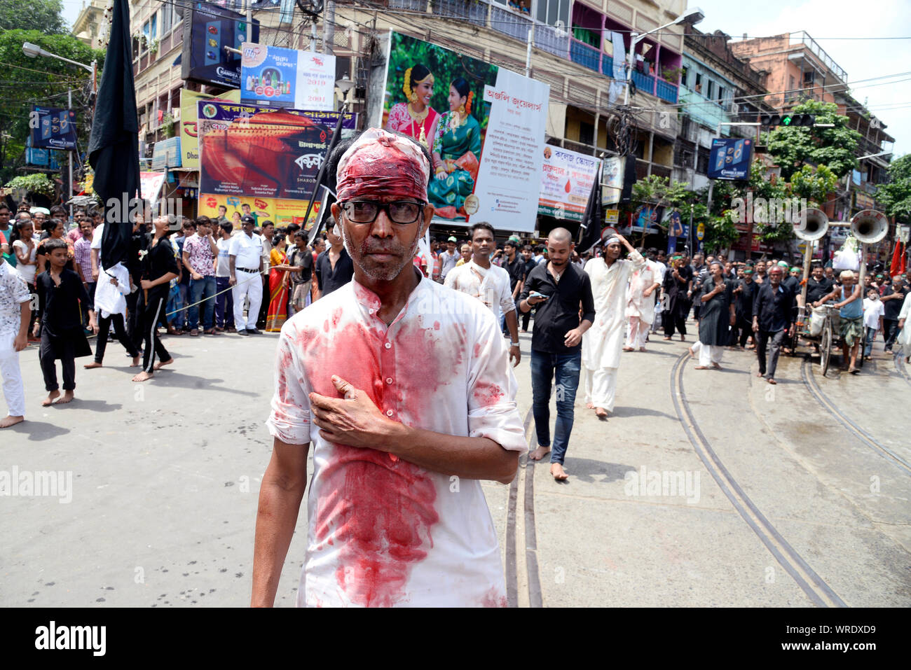 Kolkata, India. Decimo Sep, 2019. Mussulmano sciita piange durante la processione tajia osservare Muharram festival. (Foto di Paolo Saikat/Pacific Stampa) Credito: Pacific Press Agency/Alamy Live News Foto Stock