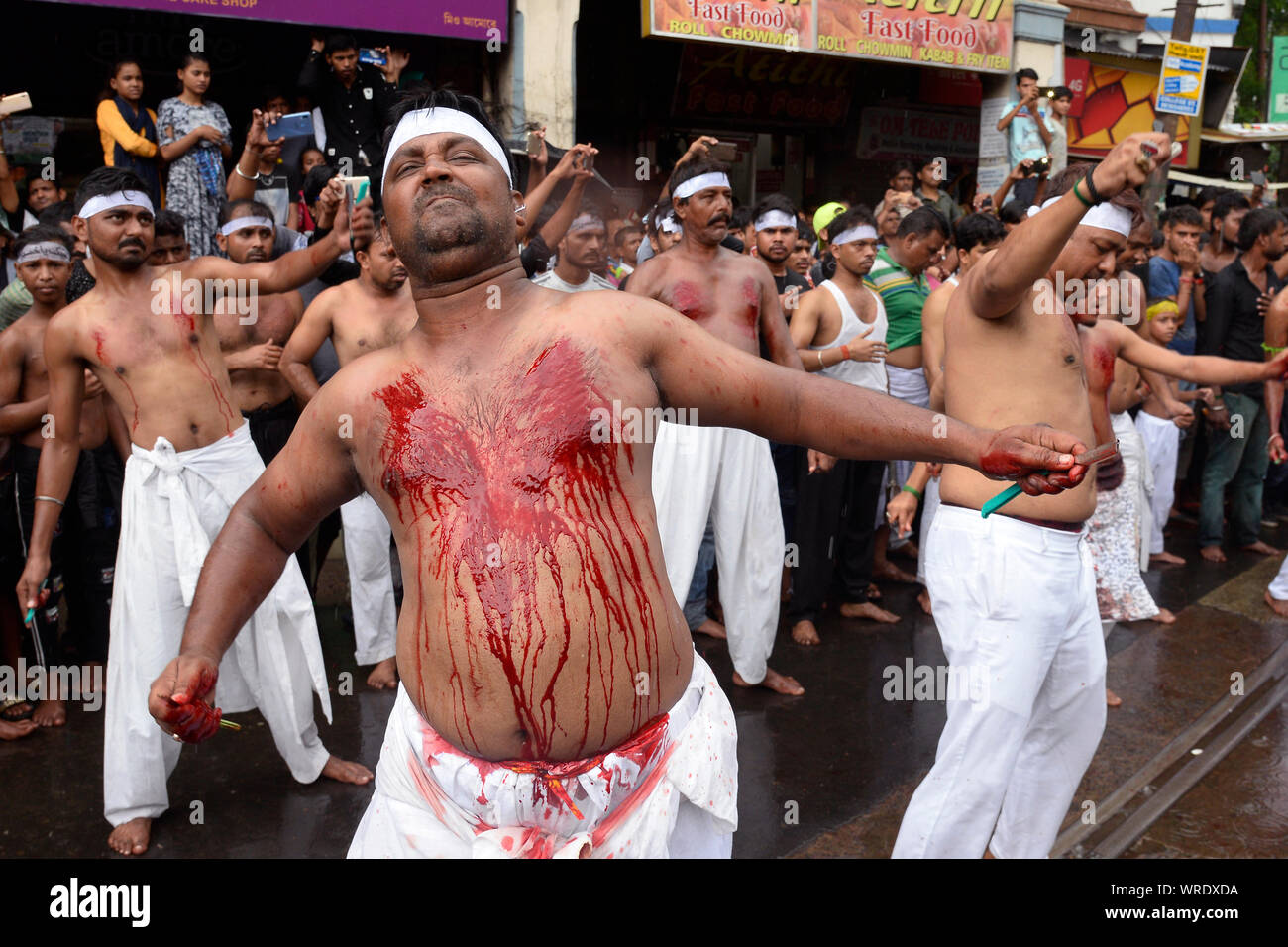 Kolkata, India. Decimo Sep, 2019. Mussulmano sciita uomini flagellano durante la processione tajia osservare Muharram festival. (Foto di Paolo Saikat/Pacific Stampa) Credito: Pacific Press Agency/Alamy Live News Foto Stock