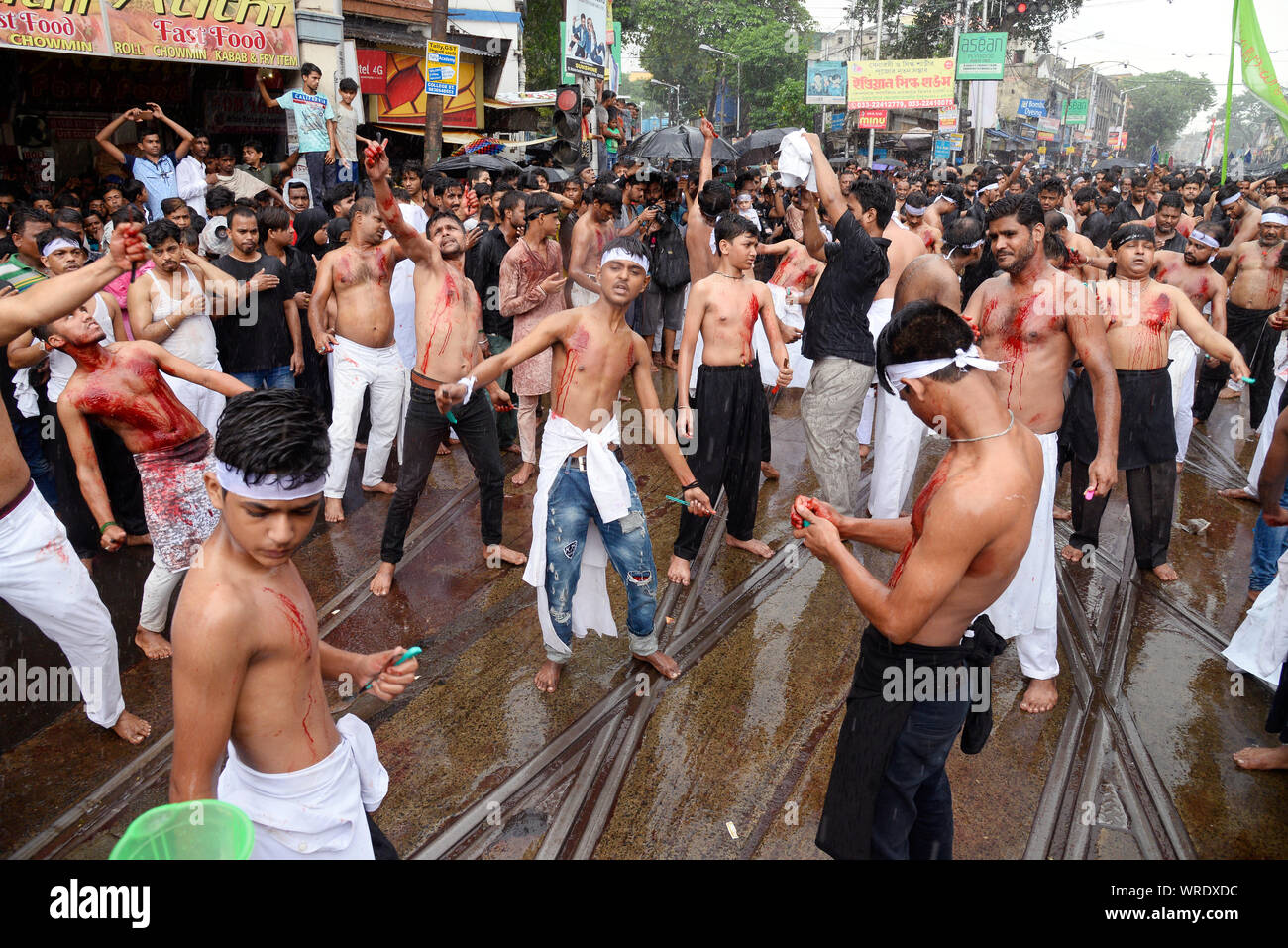 Kolkata, India. Decimo Sep, 2019. Mussulmano sciita uomini flagellano durante la processione tajia osservare Muharram festival. (Foto di Paolo Saikat/Pacific Stampa) Credito: Pacific Press Agency/Alamy Live News Foto Stock