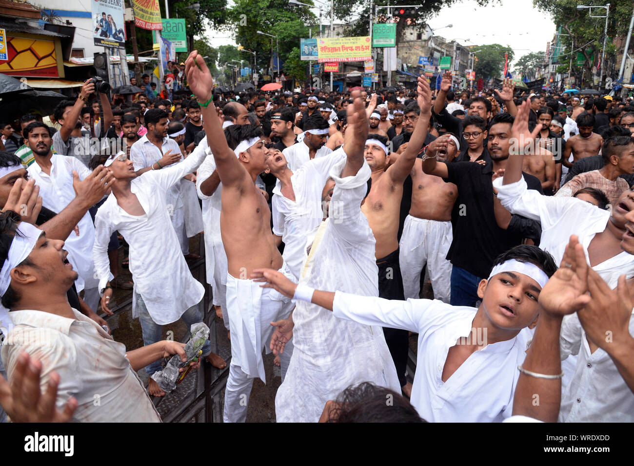 Kolkata, India. Decimo Sep, 2019. Mussulmano sciita piange durante la processione tajia osservare Muharram festival. (Foto di Paolo Saikat/Pacific Stampa) Credito: Pacific Press Agency/Alamy Live News Foto Stock