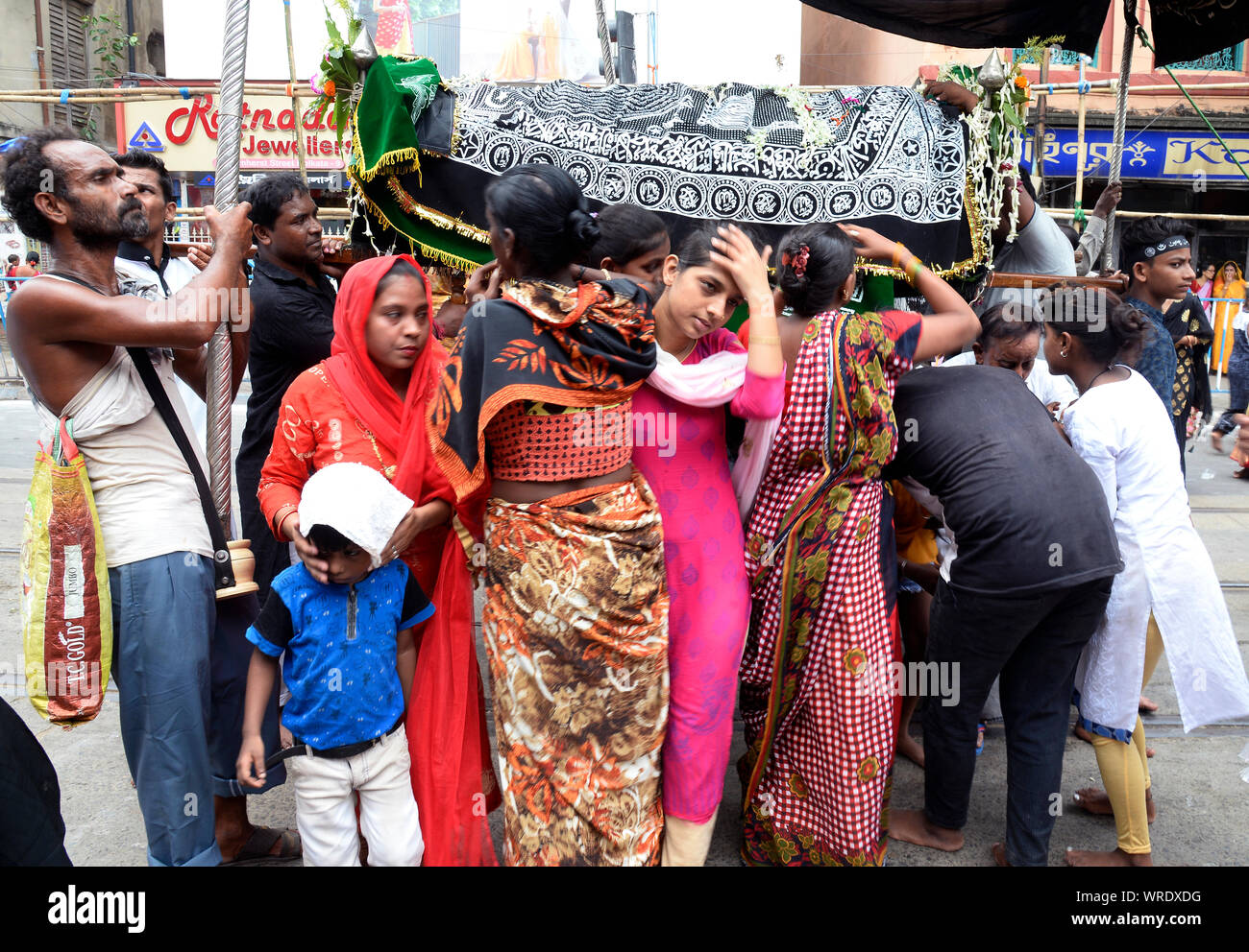 Kolkata, India. Decimo Sep, 2019. Mussulmano sciita piange durante la processione tajia osservare Muharram festival. (Foto di Paolo Saikat/Pacific Stampa) Credito: Pacific Press Agency/Alamy Live News Foto Stock