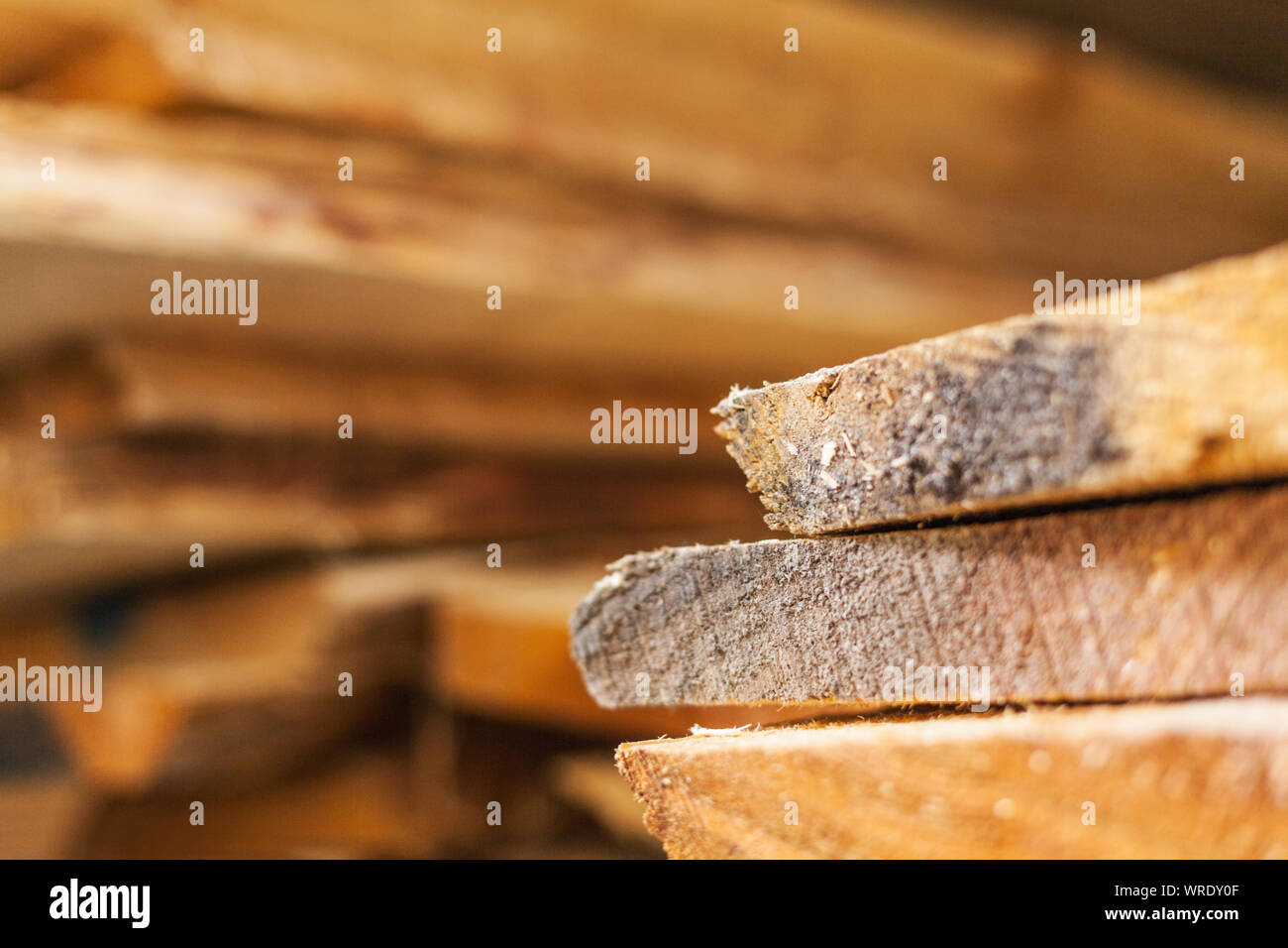 Pila di legno con tavole di legno per ulteriore lavorazione in officina in legno Carpenteria in legno massiccio Foto Stock