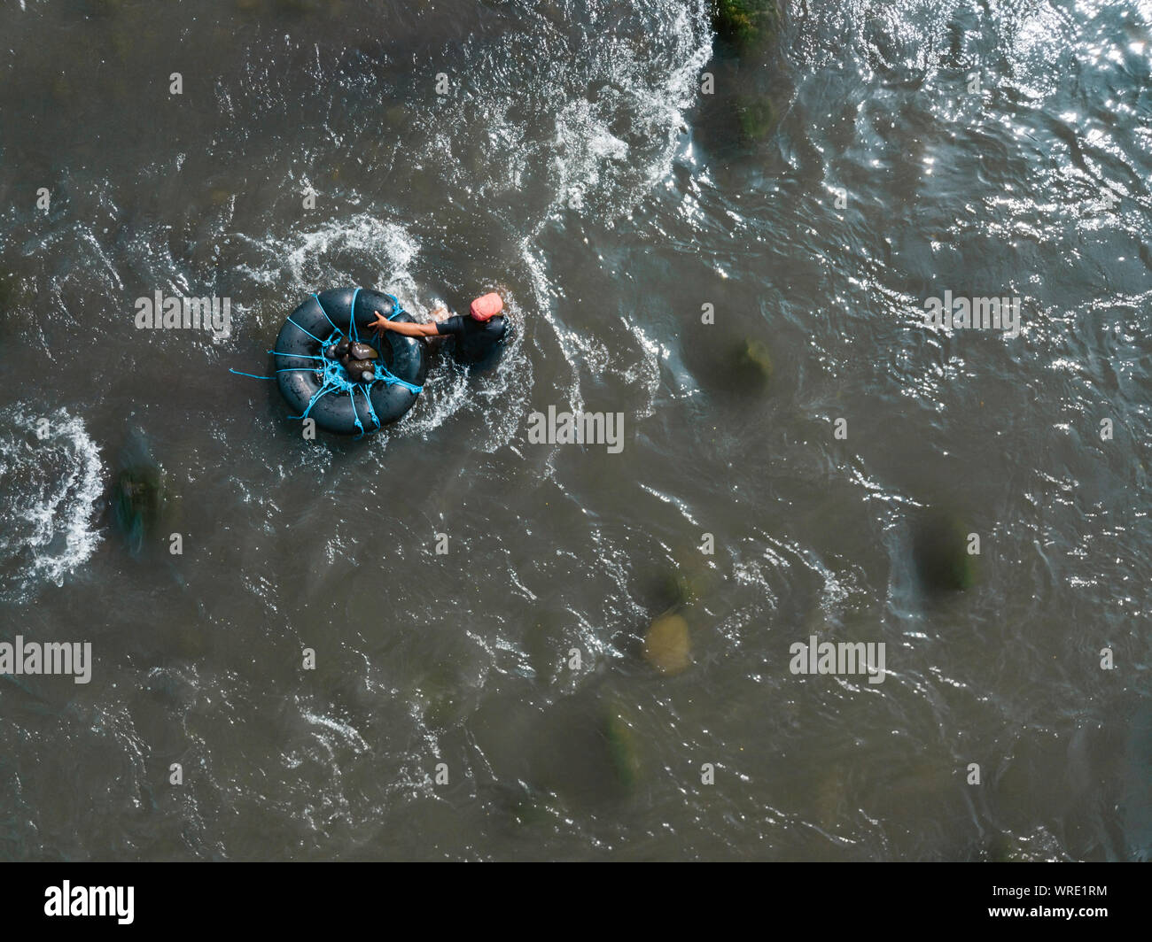 Vista aerea dell'uomo nel fiume Foto Stock