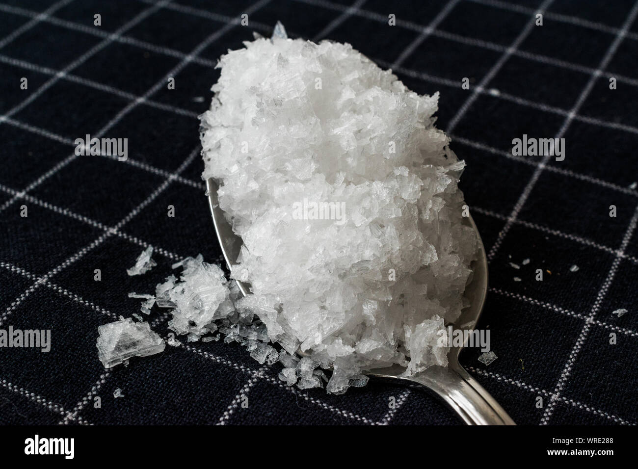 Maldon sale marino fiocchi nel cucchiaio. Pronto per l'uso