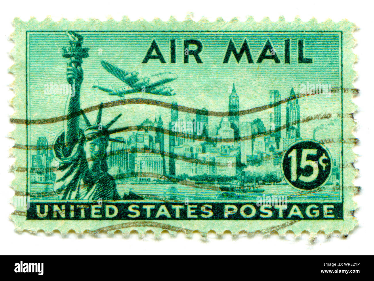 Stati Uniti Airmail francobollo che mostra immagine di Lockheed Constellation aereo volando sopra la skyline di New York e la Statua della Libertà, circa 1947. Foto Stock Stati Uniti Airmail francobollo che mostra immagine di Lockheed Constellation aereo volando sopra la skyline di New York e la Statua della Libertà, circa 1947. Foto Stock