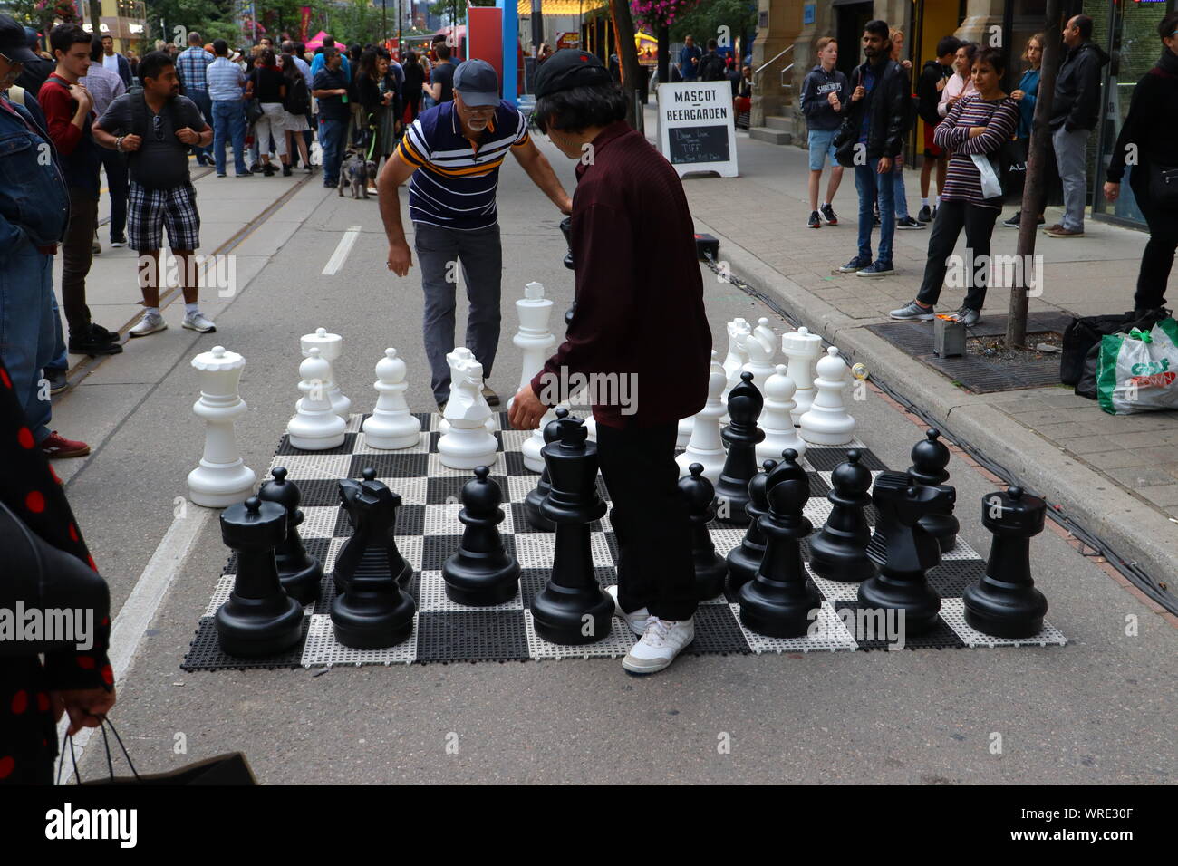 Due uomini giocare a scacchi di strada su King Street West in Toronto durante il TIFF 2019 Foto Stock