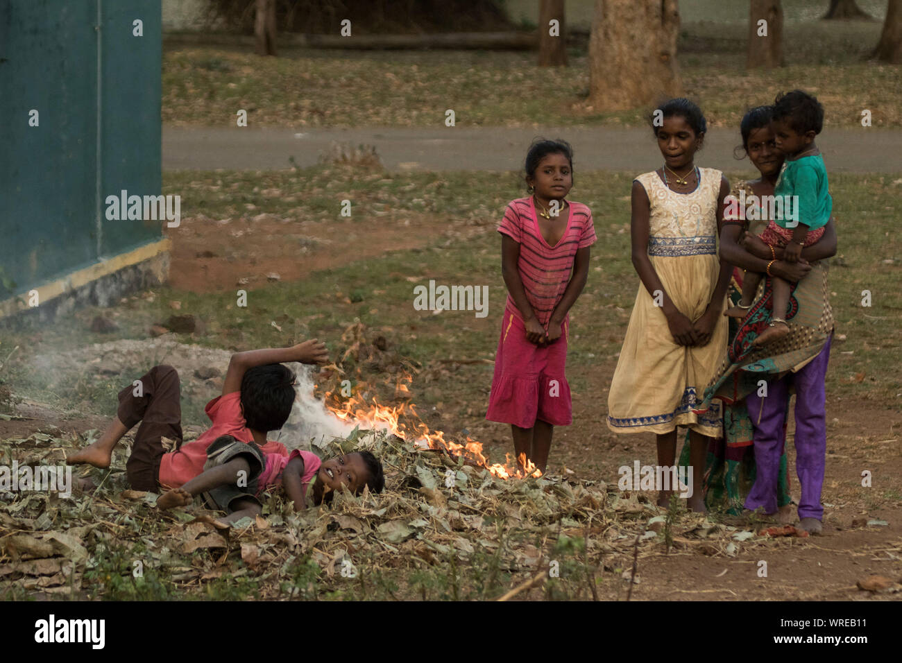 Tribal i bambini giocando con il fuoco, che è necessario per la loro vita quotidiana, in particolare per la cottura di scopo a casa Foto Stock