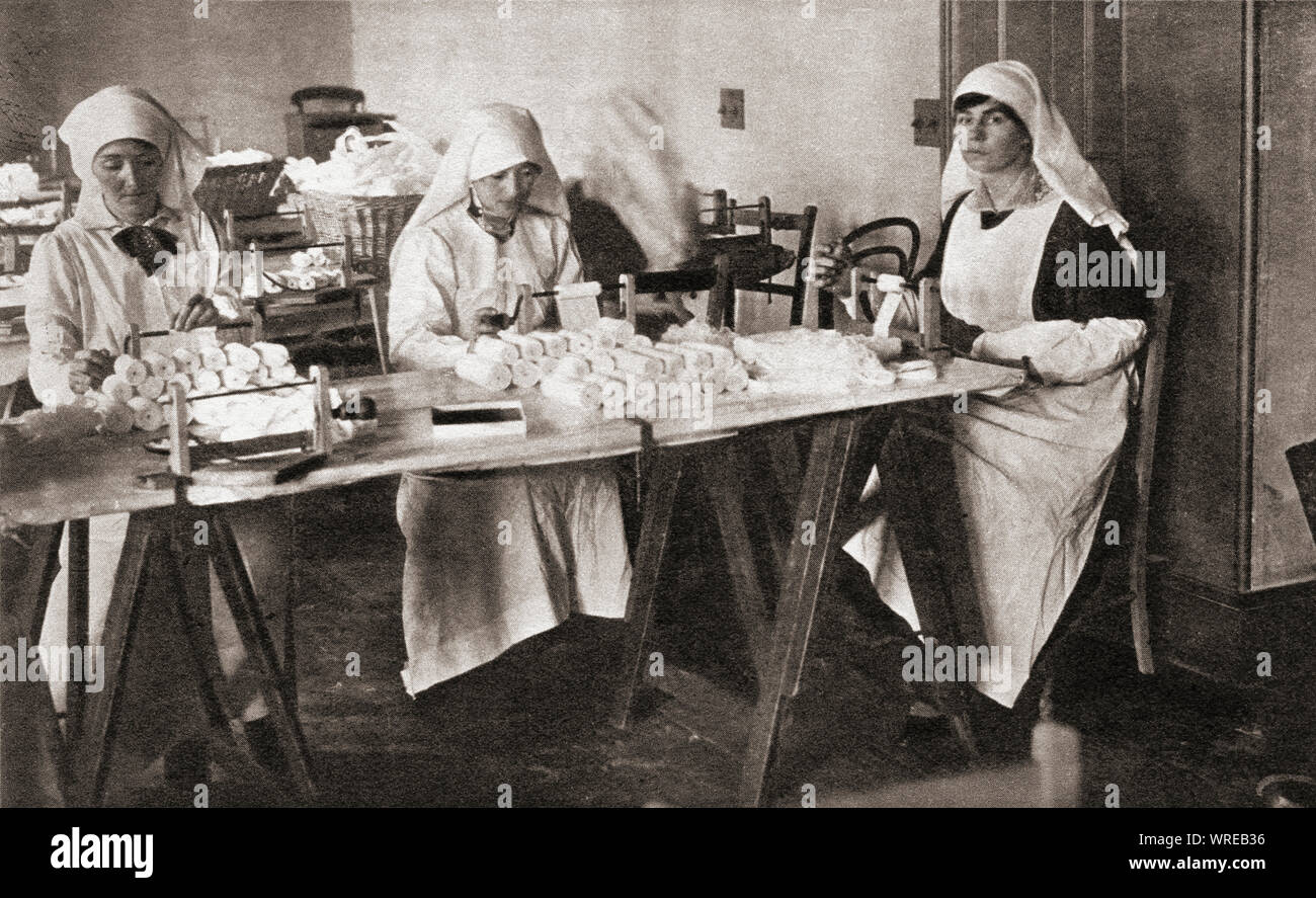 Donne volontari rendendo ospedale requisiti per il St John Ambulance Brigade ospedale durante la prima guerra mondiale. Dalla rievocazione del secolo, pubblicato nel 1934. Foto Stock