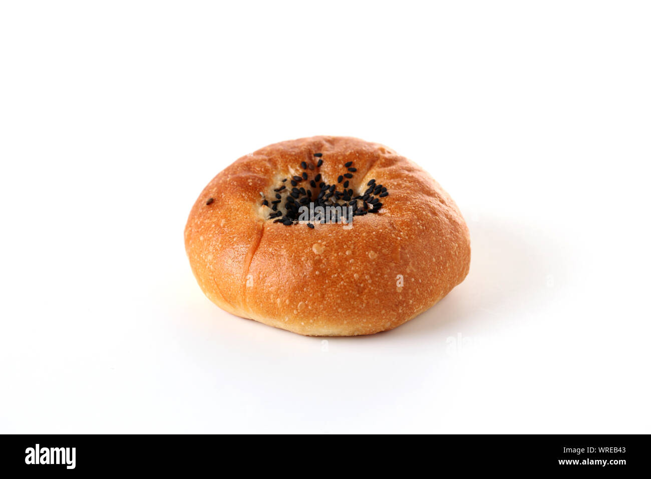 Pane tondo rosso dolce bun bean closeup isolati su sfondo bianco Foto Stock