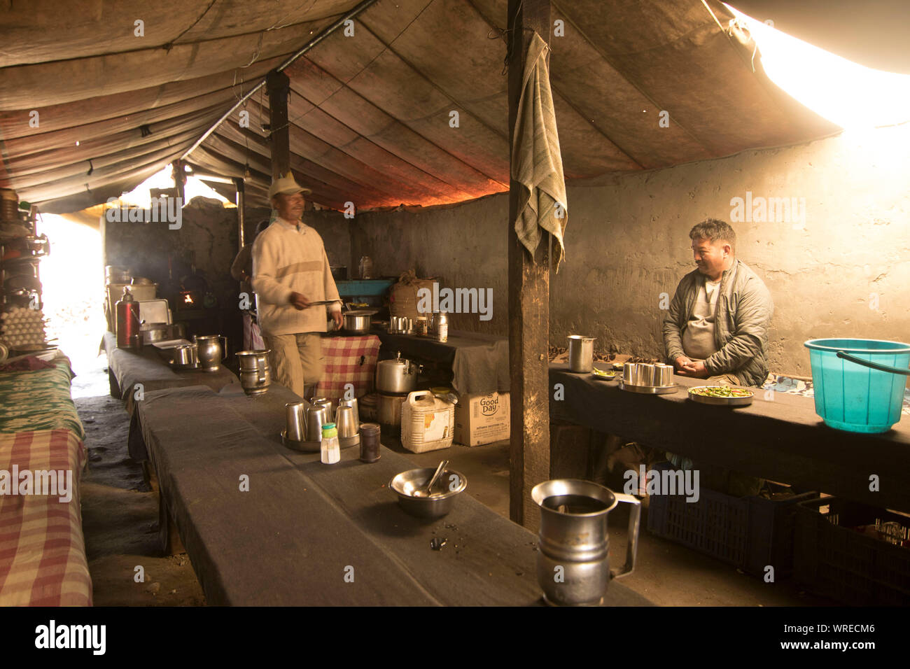 Il solo ristorante al villaggio Chatru, Himachal Pradesh Foto Stock