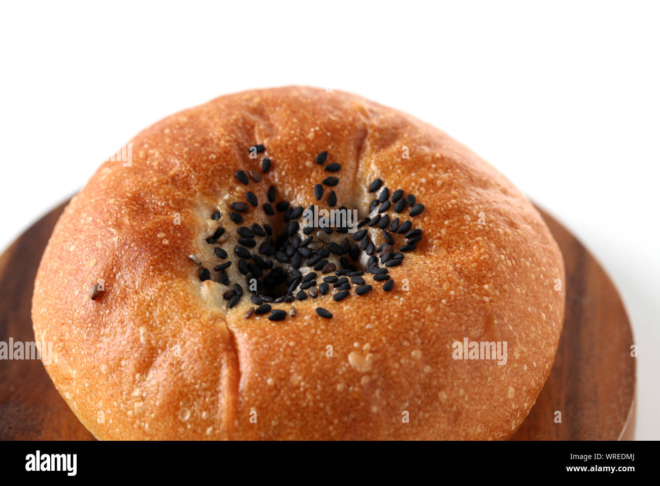 Pane tondo rosso dolce bun bean closeup isolati su sfondo bianco Foto Stock