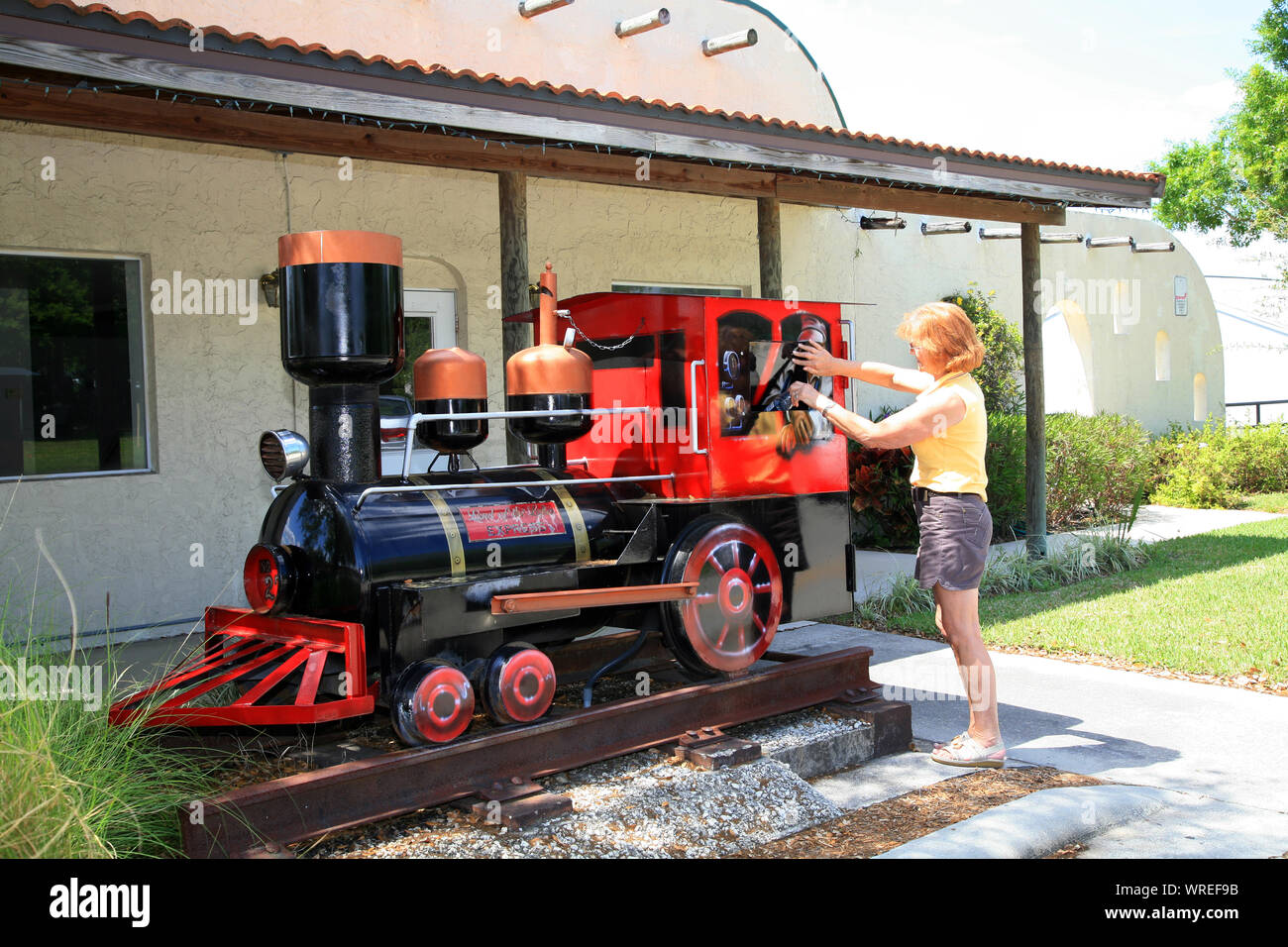 Cestino di contenitori con design creativo nella città di murales, Lake Placid in Florida, Stati Uniti d'America Foto Stock