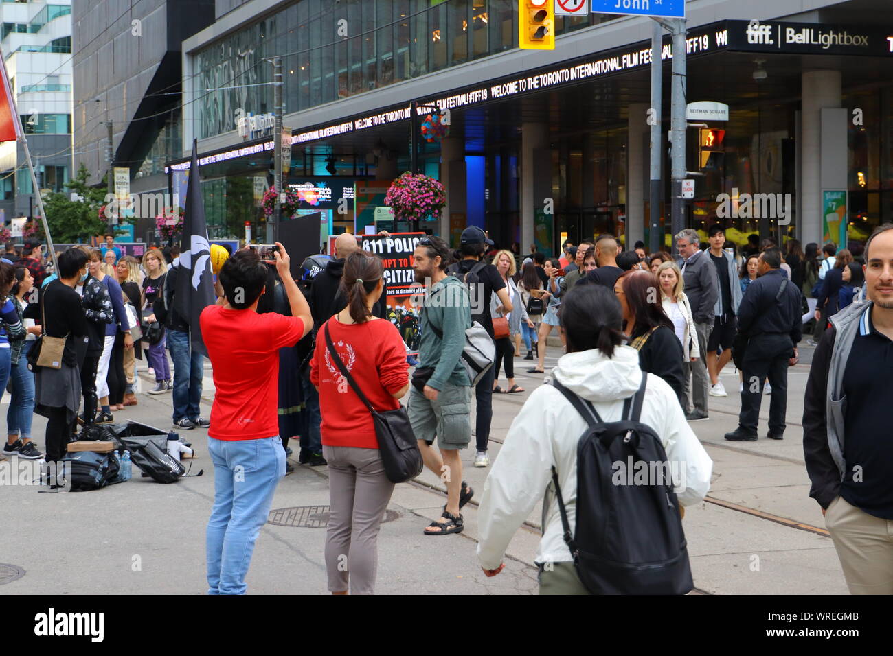 Linea di persone fino a TIFF Bell Lightbox theatre durante il TIFF 2019 a Toronto Foto Stock