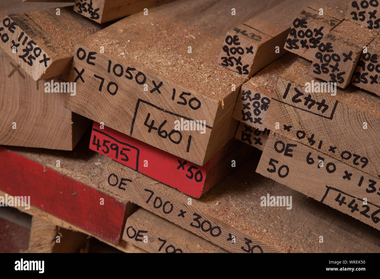 Pezzi di legno di dimensioni pronto per l'uso in una lavorazione del legno falegnami work shop. Foto Stock