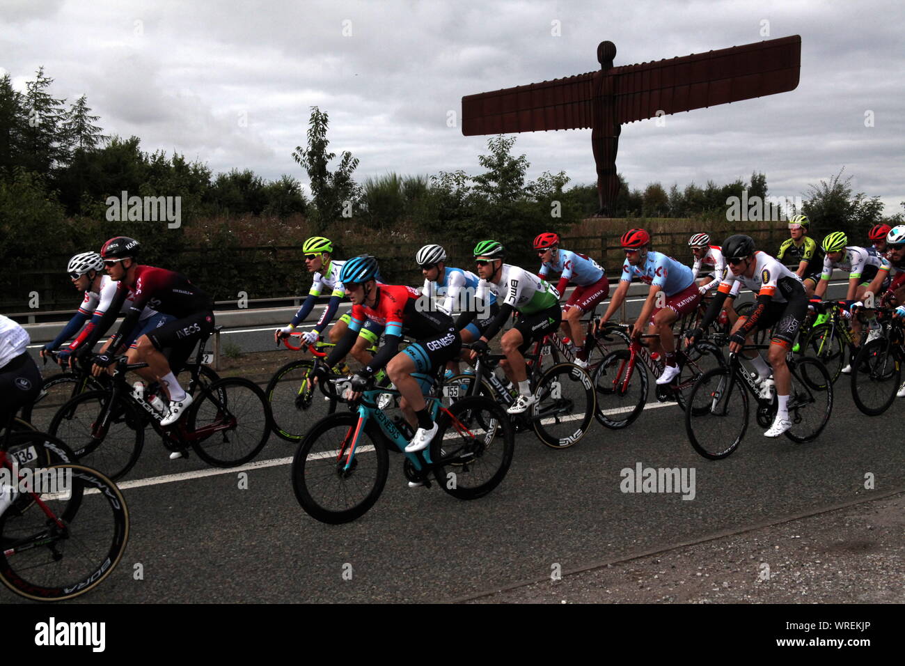 Gateshead, Regno Unito, 10 settembre 2019, la quarta fase del tour della Gran Bretagna 2019 Ciclismo passando Anthony Gormley famosa Angelo della scultura del Nord, di credito:DavidWhinham/Alamy Live News Foto Stock