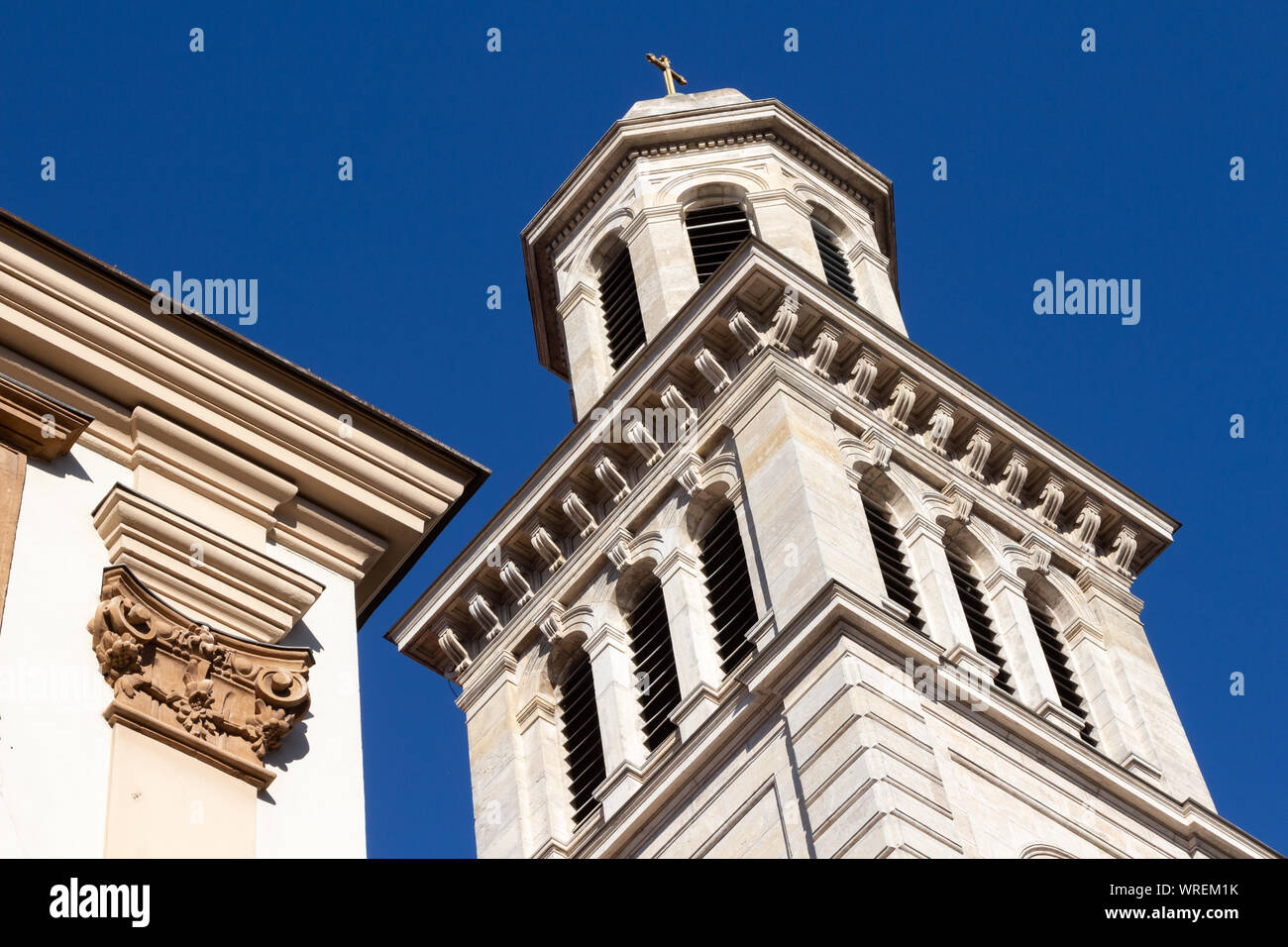 Chiesa evangelica luterana steeple dettaglio e ornamento barocco sul vecchio edificio, cielo blu, Sopron, Ungheria Foto Stock