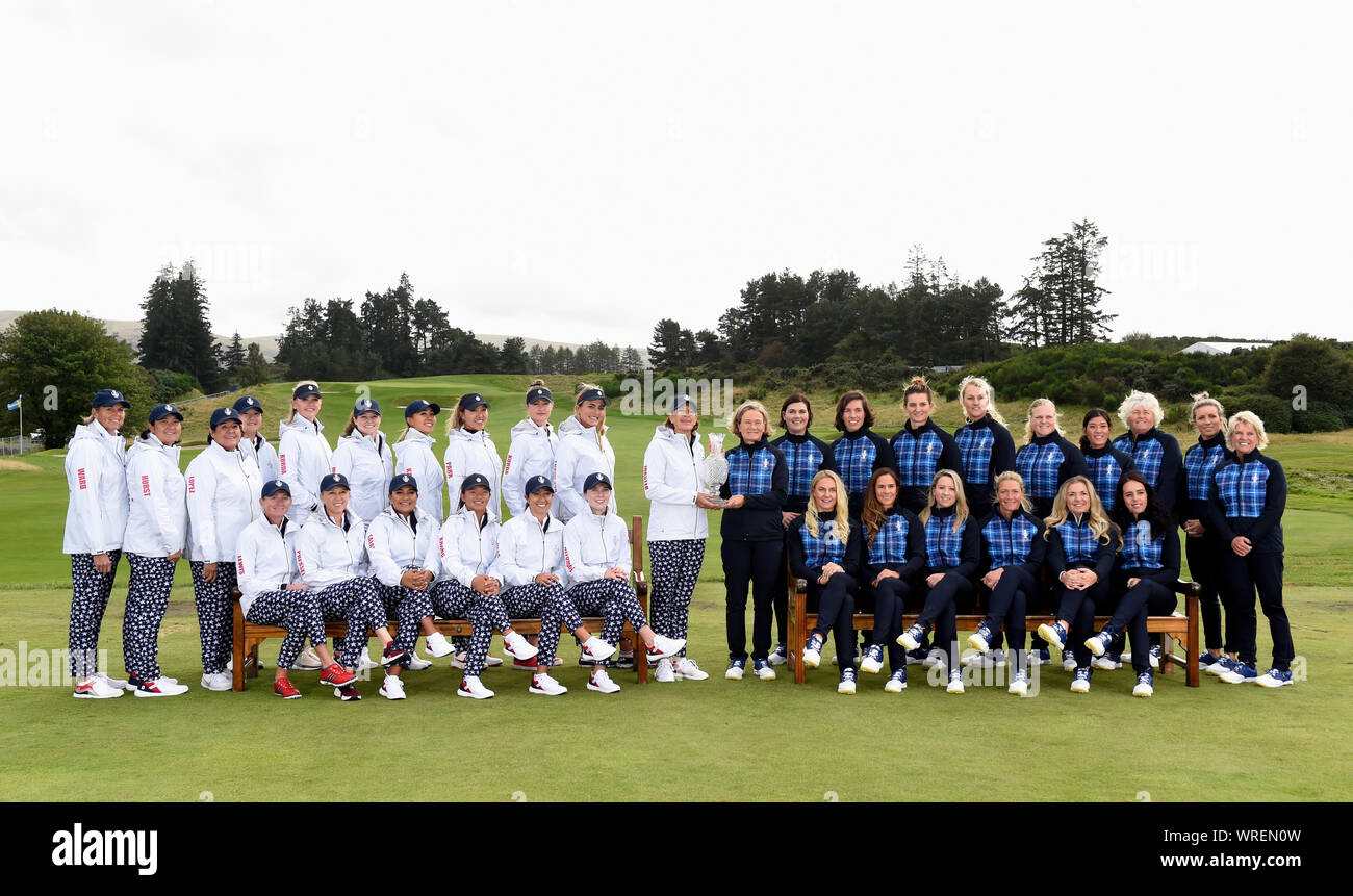 Il Team USA il capitano Juli Inkster (centro sinistra) e Team Europe capitano Catriona Matthew (centro destra) posano con il trofeo, vice capitani e il loro team durante l'anteprima giorno due del 2019 Solheim Cup a Gleneagles Golf Club, Auchterarder. Foto Stock