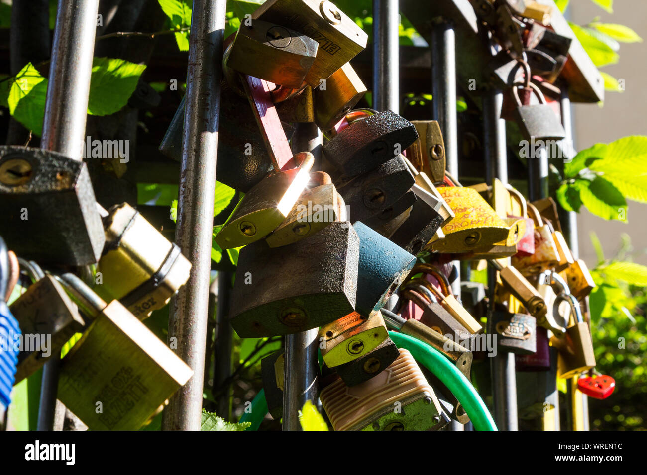 Amore si blocca sulla ringhiera brilla al sole, Sopron, Ungheria Foto Stock