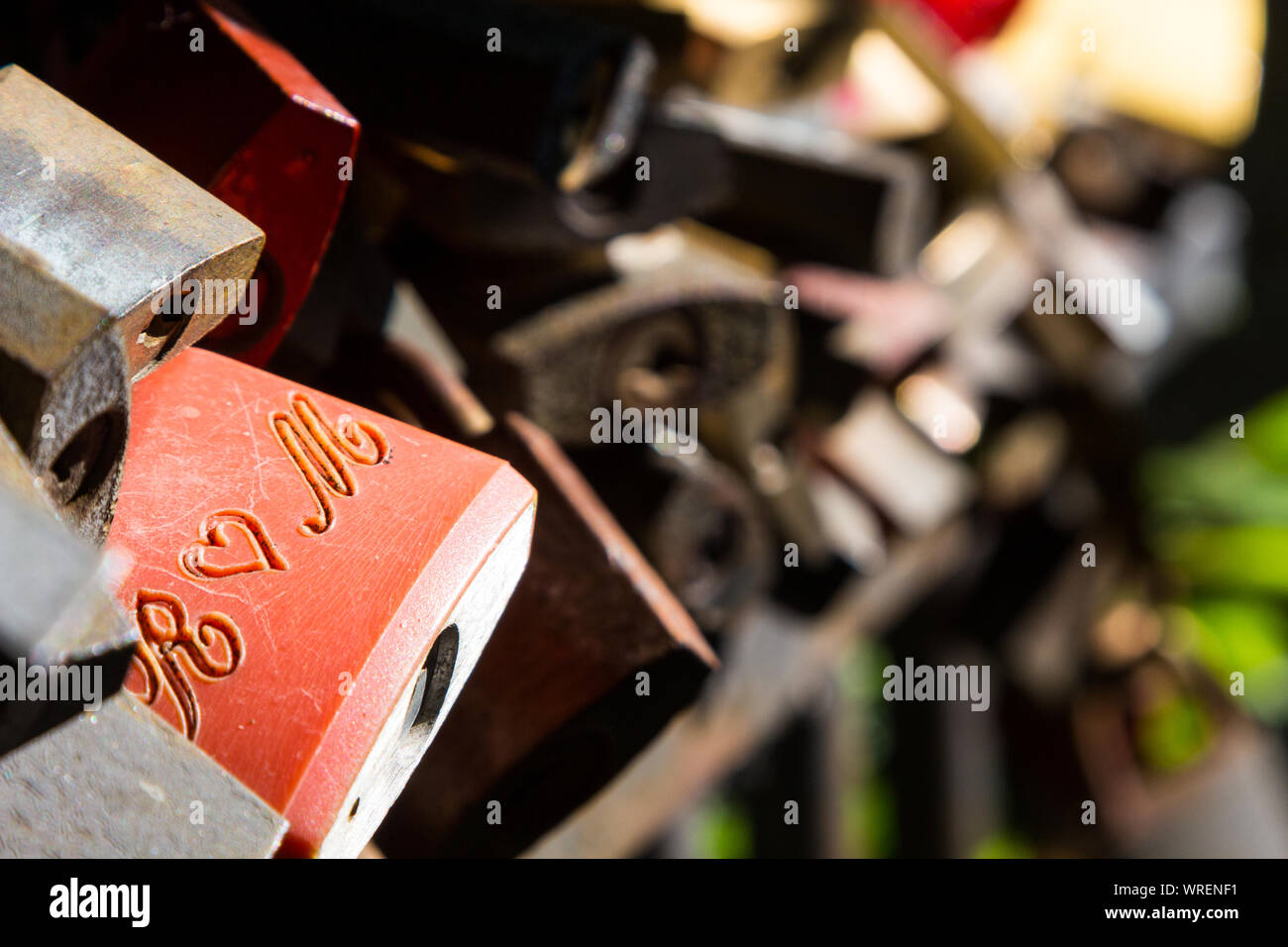 Amore si blocca sulla ringhiera, rosso con il simbolo del cuore, Sopron, Ungheria Foto Stock