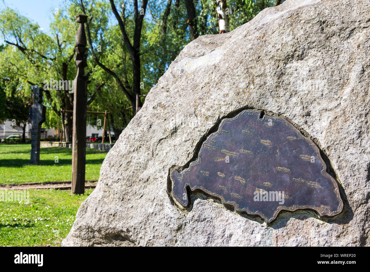 Trattato di Trianon memorial statua in Sopron, Ungheria. Forma di metallo della ex regno di Ungheria che mostra la città più grandi. Foto Stock