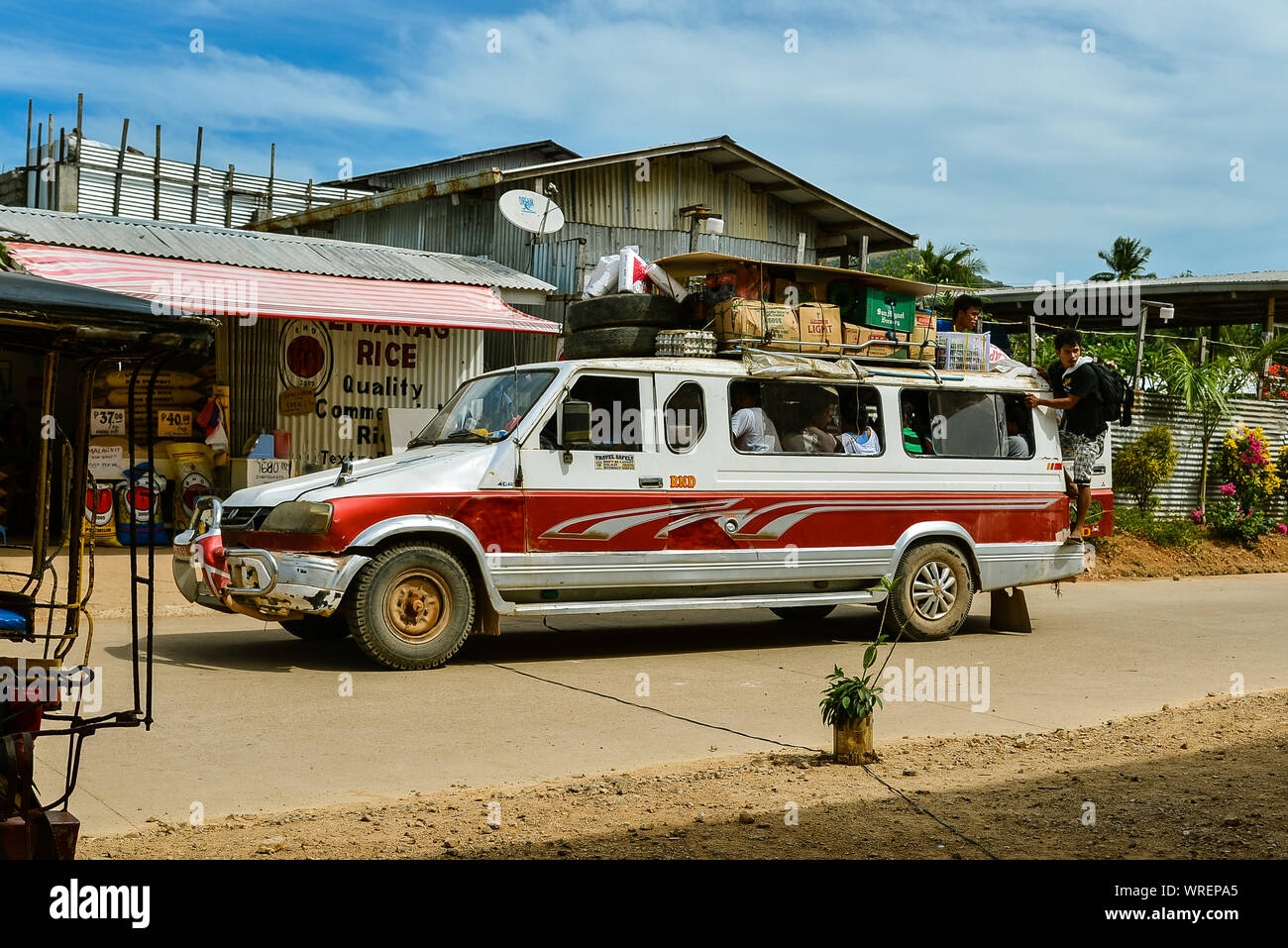 Coron, Palawan/PH - Dicembre 22, 2012: sovraccarico mini-bus, una tipica vista in rurale nelle Filippine. Foto Stock
