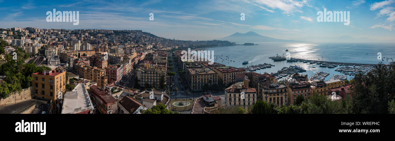 Un panorama di Napoli incentrato sul quartiere Chiaia presi da un punto di vista. Foto Stock