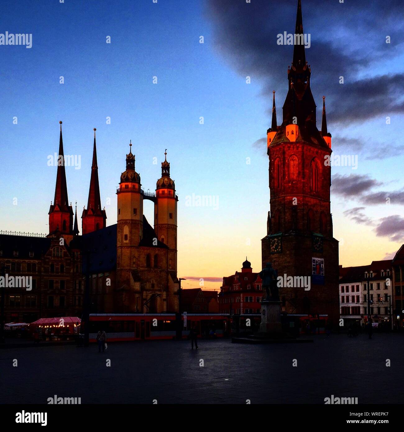 Street by Marktkirche Unser Lieben Frauen contro Sky durante il tramonto Foto Stock
