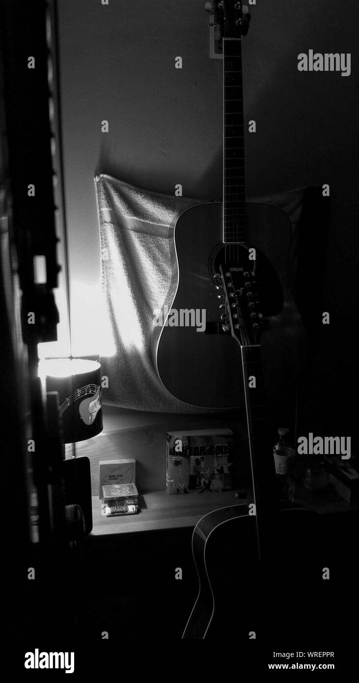 Chitarre acustiche in camera illuminata Foto Stock