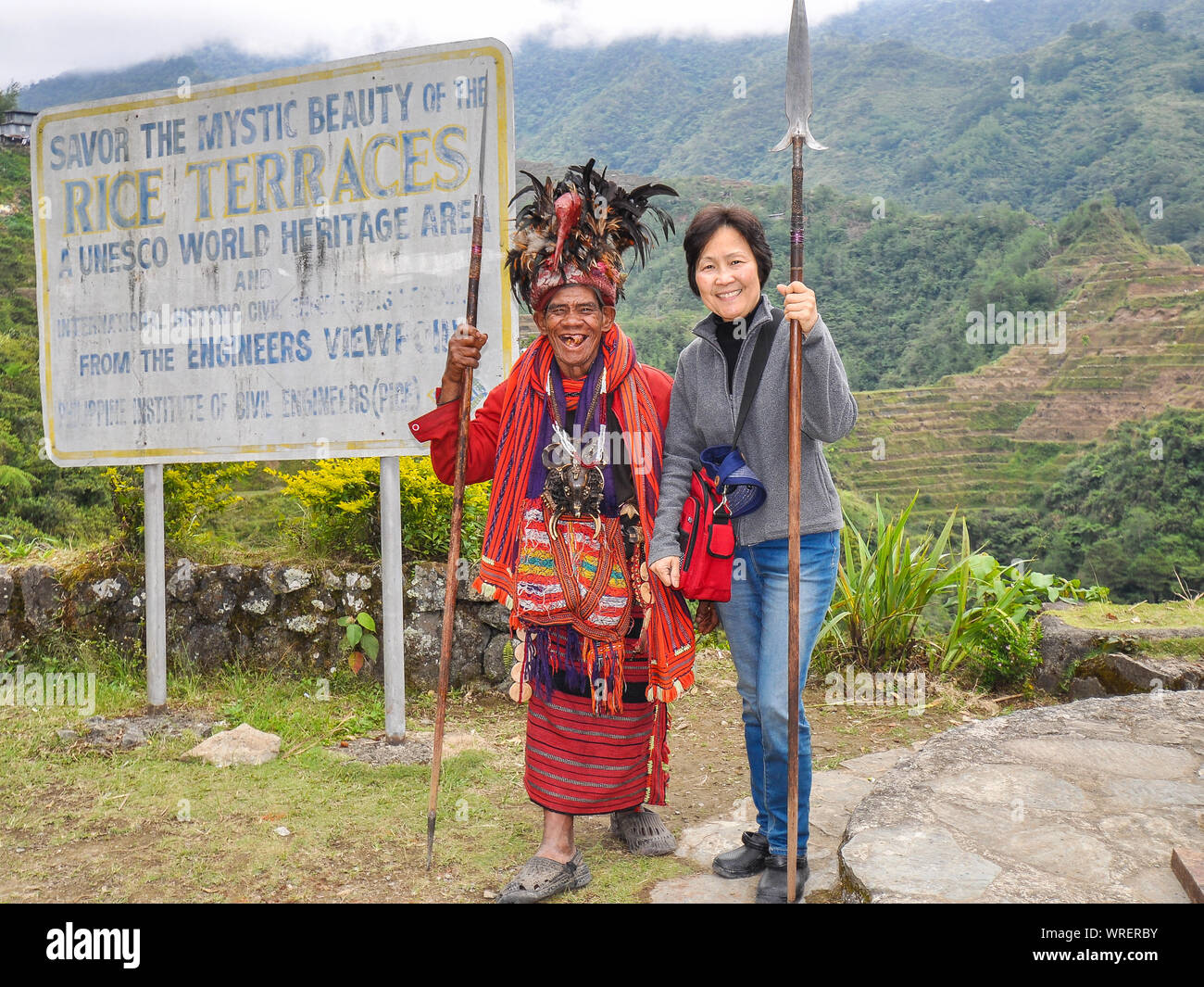 Banaue, Filippine - Igorot & Tourist. Il Igorots sono uno dei popoli indigeni delle Filippine che abitano le montagne del Luzon del nord. Foto Stock
