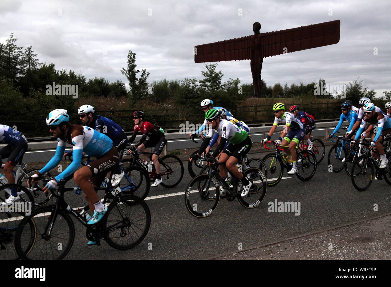 Gateshead, Regno Unito, 10 settembre 2019, la quarta fase del tour della Gran Bretagna 2019 Ciclismo passando Anthony Gormley famosa Angelo della scultura del Nord, di credito:DavidWhinham/Alamy Live News Foto Stock